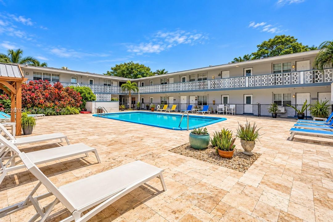 For Rent: $2,000 (2 beds, 1 baths, 950 Square Feet)