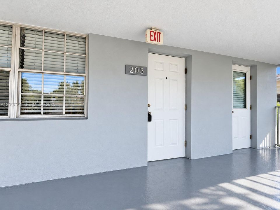 For Rent: $2,000 (2 beds, 1 baths, 950 Square Feet)