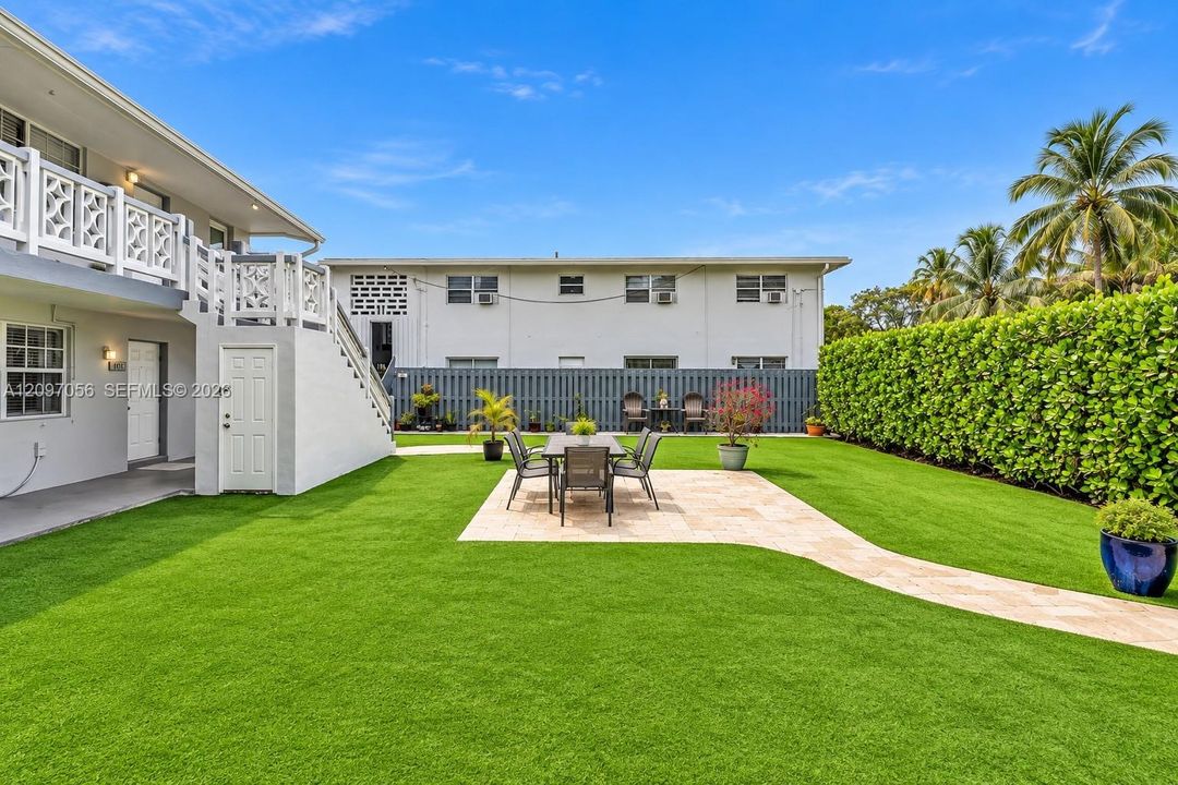 For Rent: $2,000 (2 beds, 1 baths, 950 Square Feet)