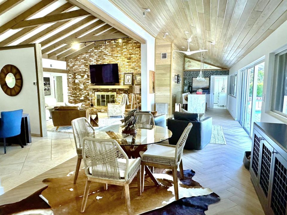 Family room overlooking pool & water