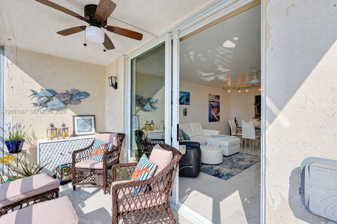 For Sale: $350,000 (1 beds, 1 baths, 812 Square Feet)