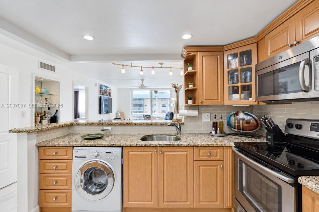 For Sale: $350,000 (1 beds, 1 baths, 812 Square Feet)