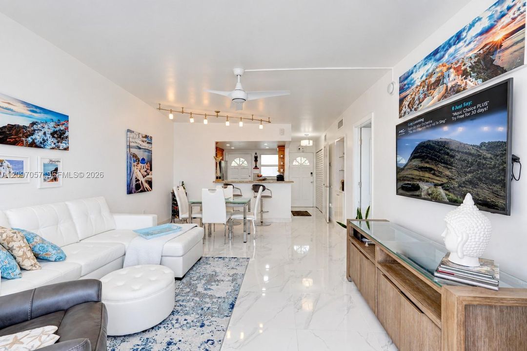 For Sale: $350,000 (1 beds, 1 baths, 812 Square Feet)