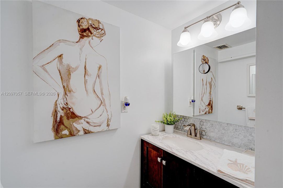 For Sale: $350,000 (1 beds, 1 baths, 812 Square Feet)