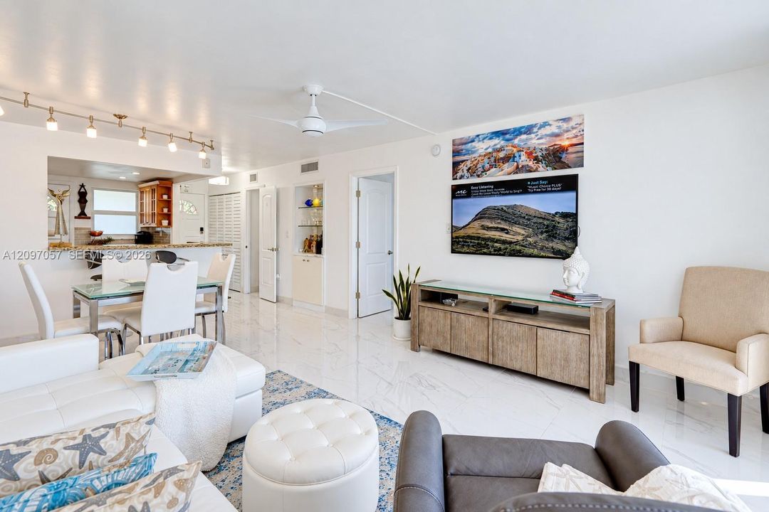 For Sale: $350,000 (1 beds, 1 baths, 812 Square Feet)