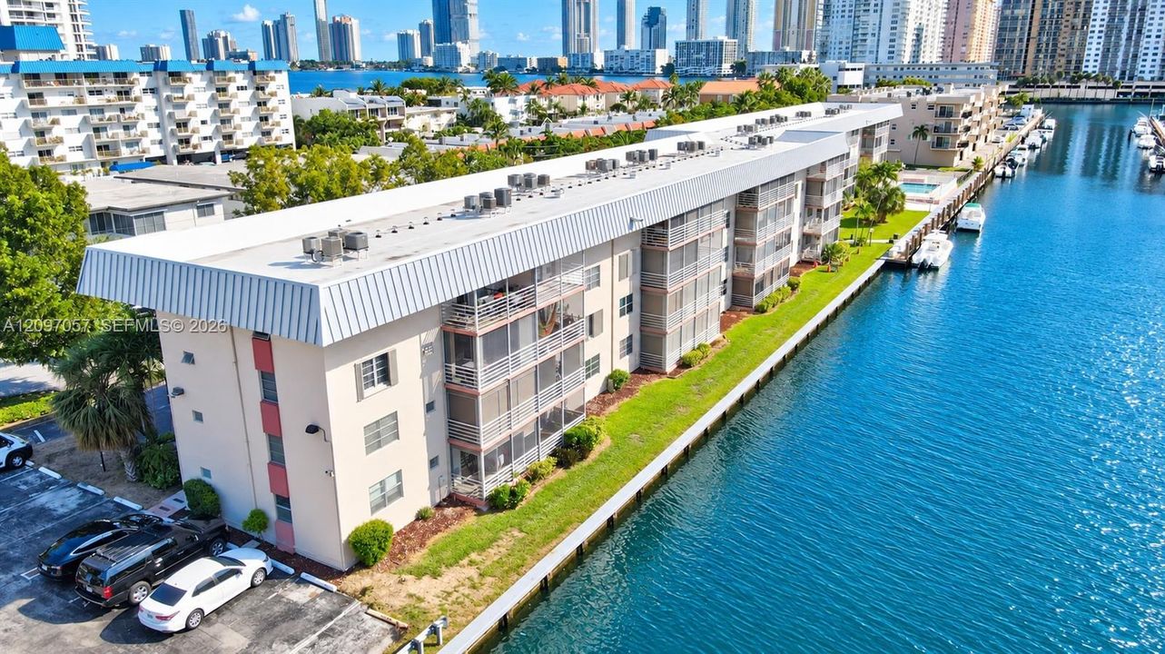 For Sale: $350,000 (1 beds, 1 baths, 812 Square Feet)