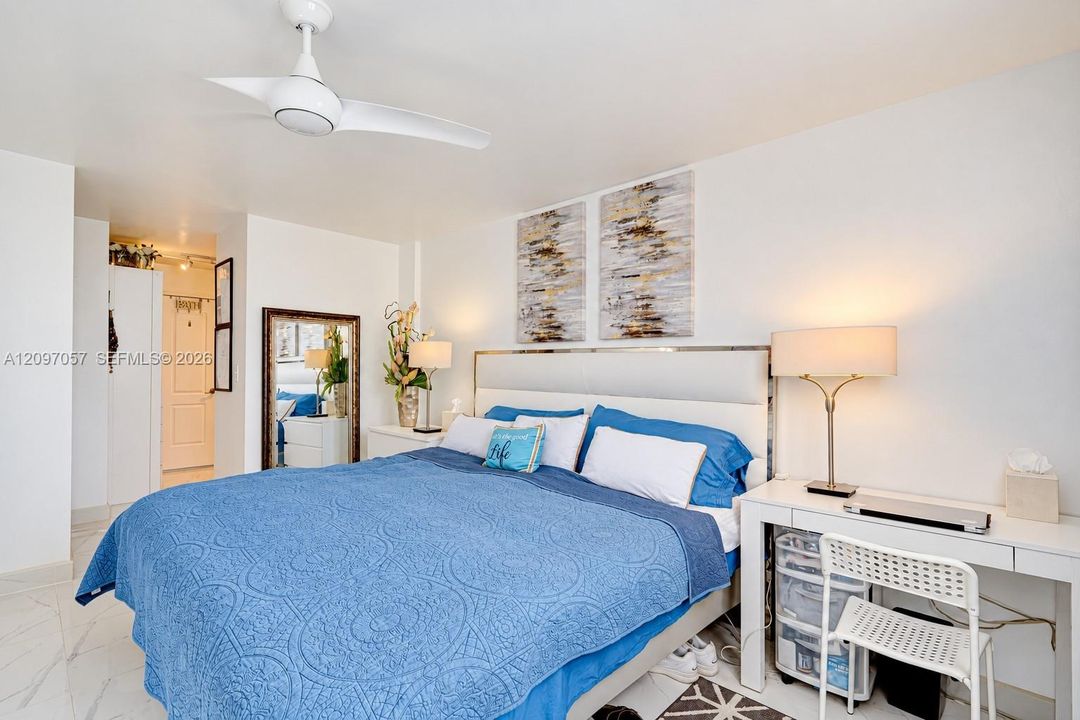 For Sale: $350,000 (1 beds, 1 baths, 812 Square Feet)