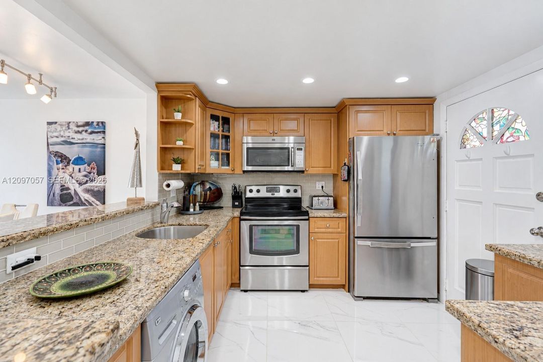 For Sale: $350,000 (1 beds, 1 baths, 812 Square Feet)