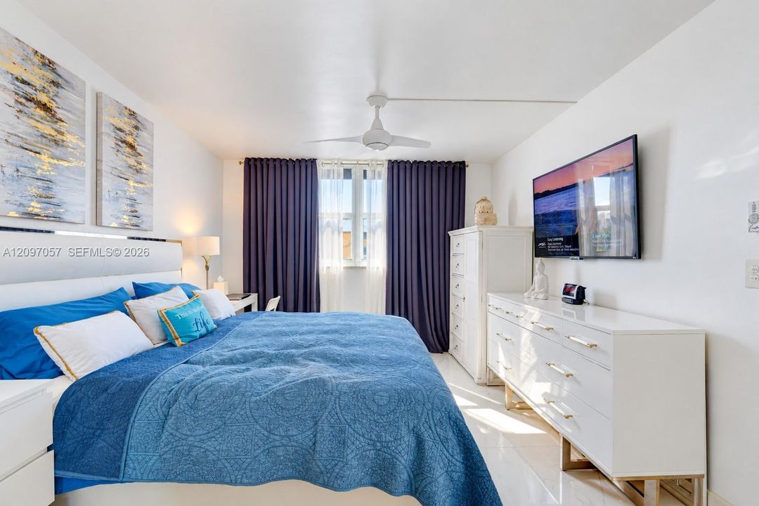 For Sale: $350,000 (1 beds, 1 baths, 812 Square Feet)