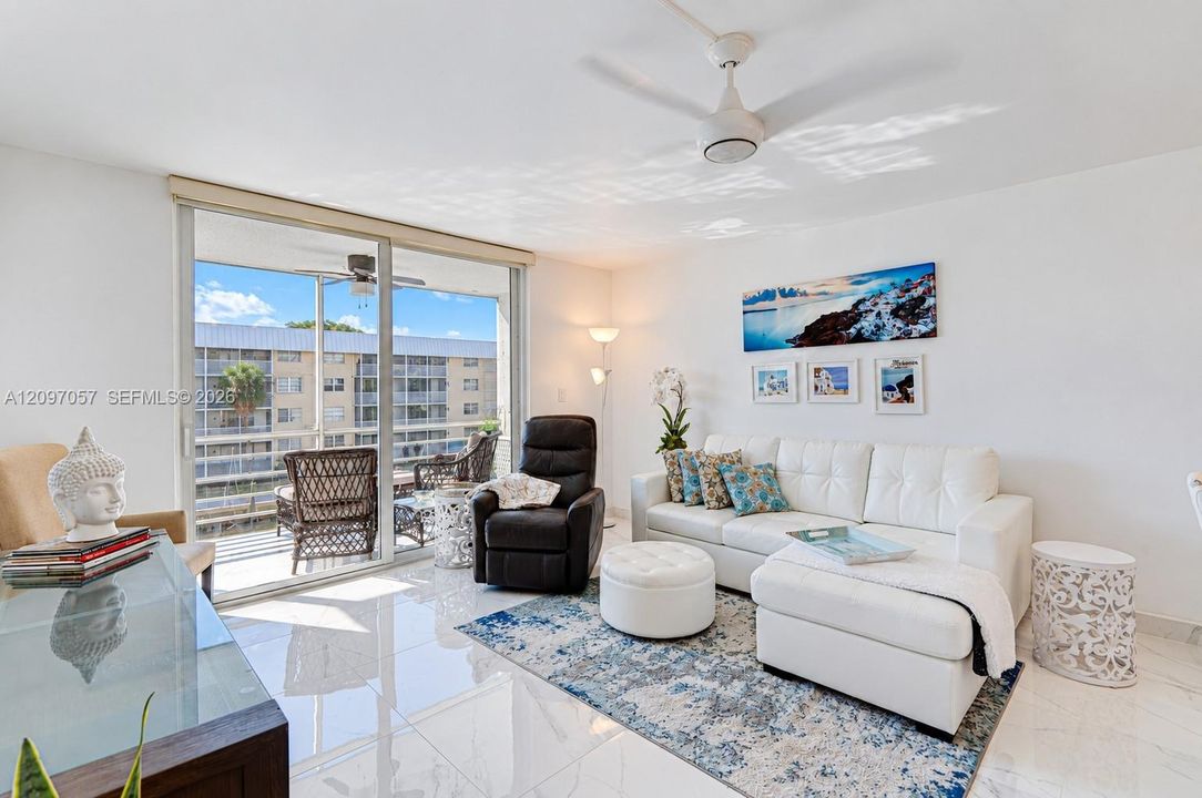 For Sale: $350,000 (1 beds, 1 baths, 812 Square Feet)