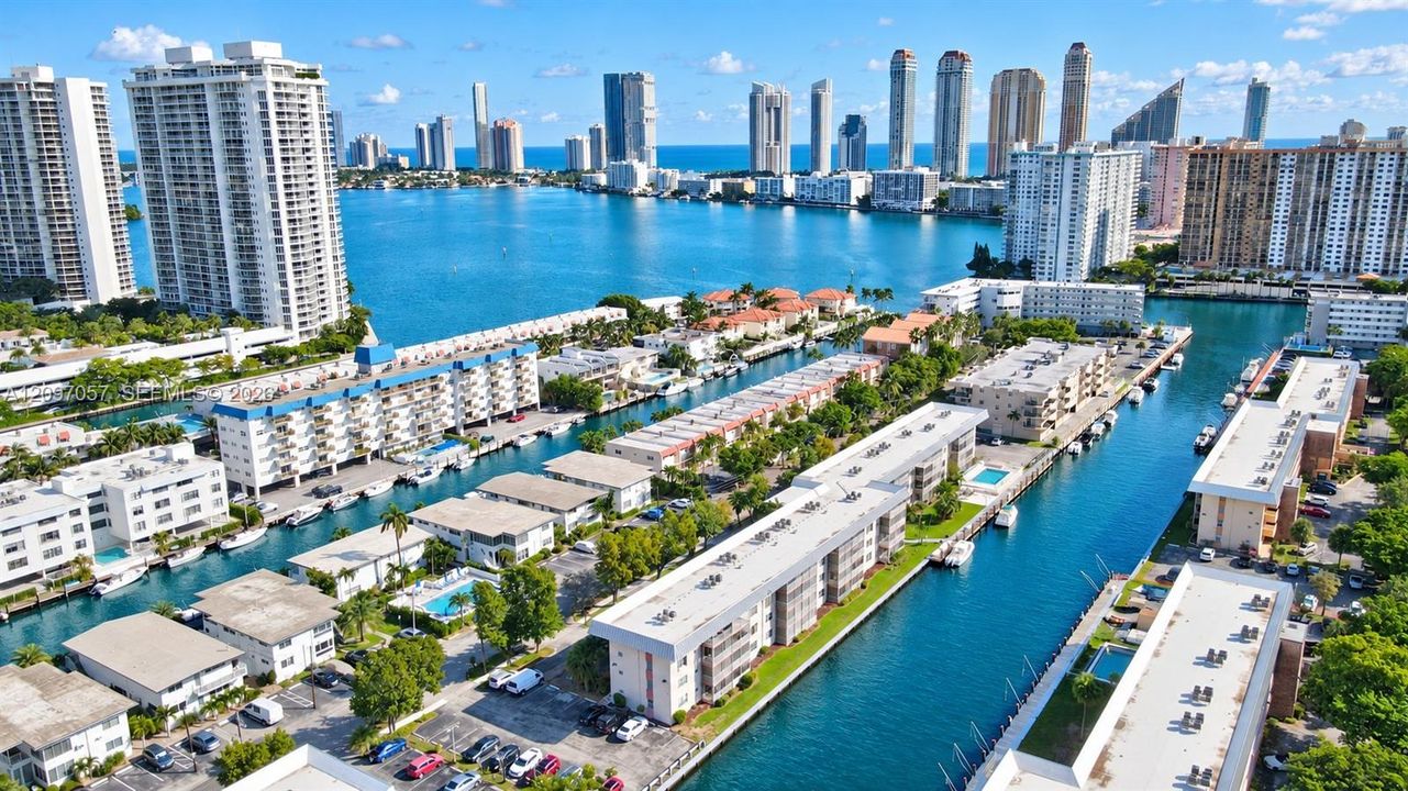 For Sale: $350,000 (1 beds, 1 baths, 812 Square Feet)