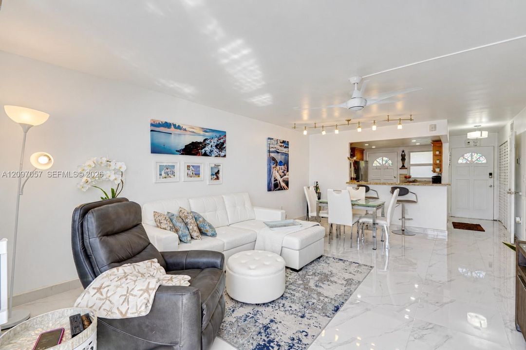 For Sale: $350,000 (1 beds, 1 baths, 812 Square Feet)