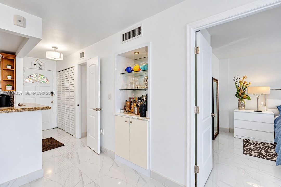 For Sale: $350,000 (1 beds, 1 baths, 812 Square Feet)
