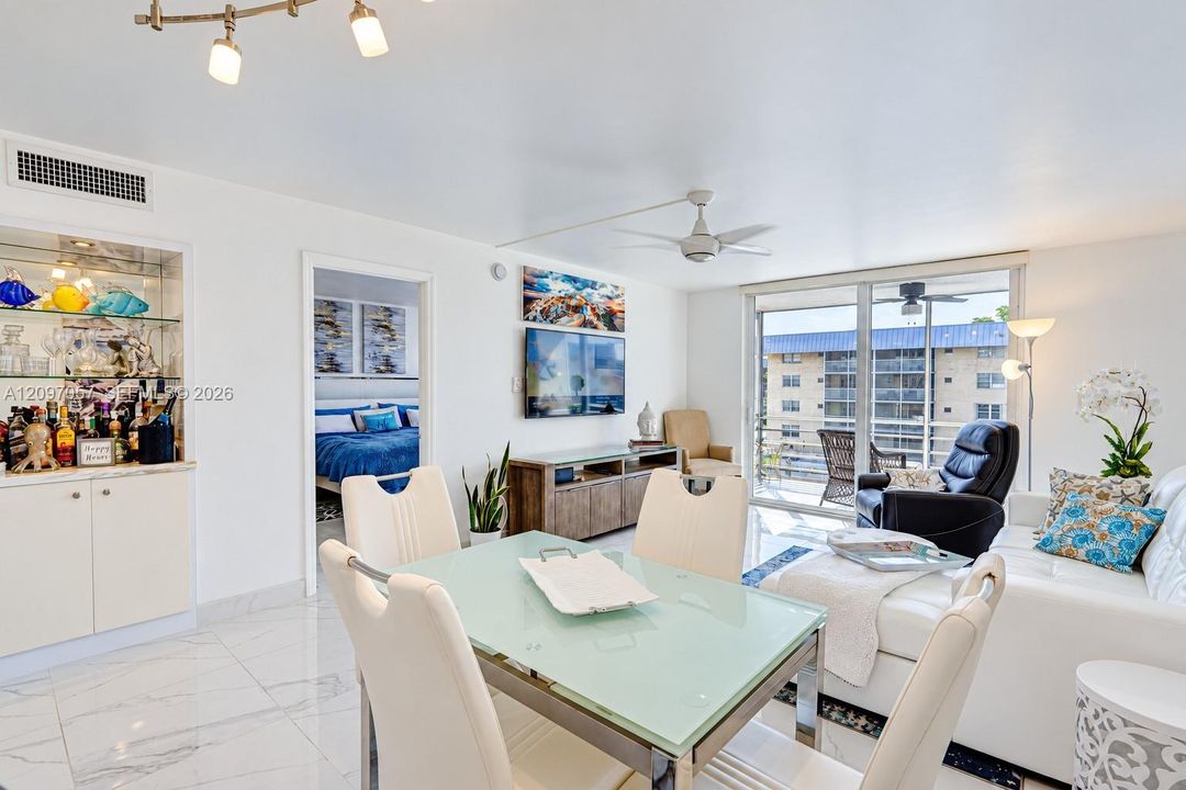 For Sale: $350,000 (1 beds, 1 baths, 812 Square Feet)