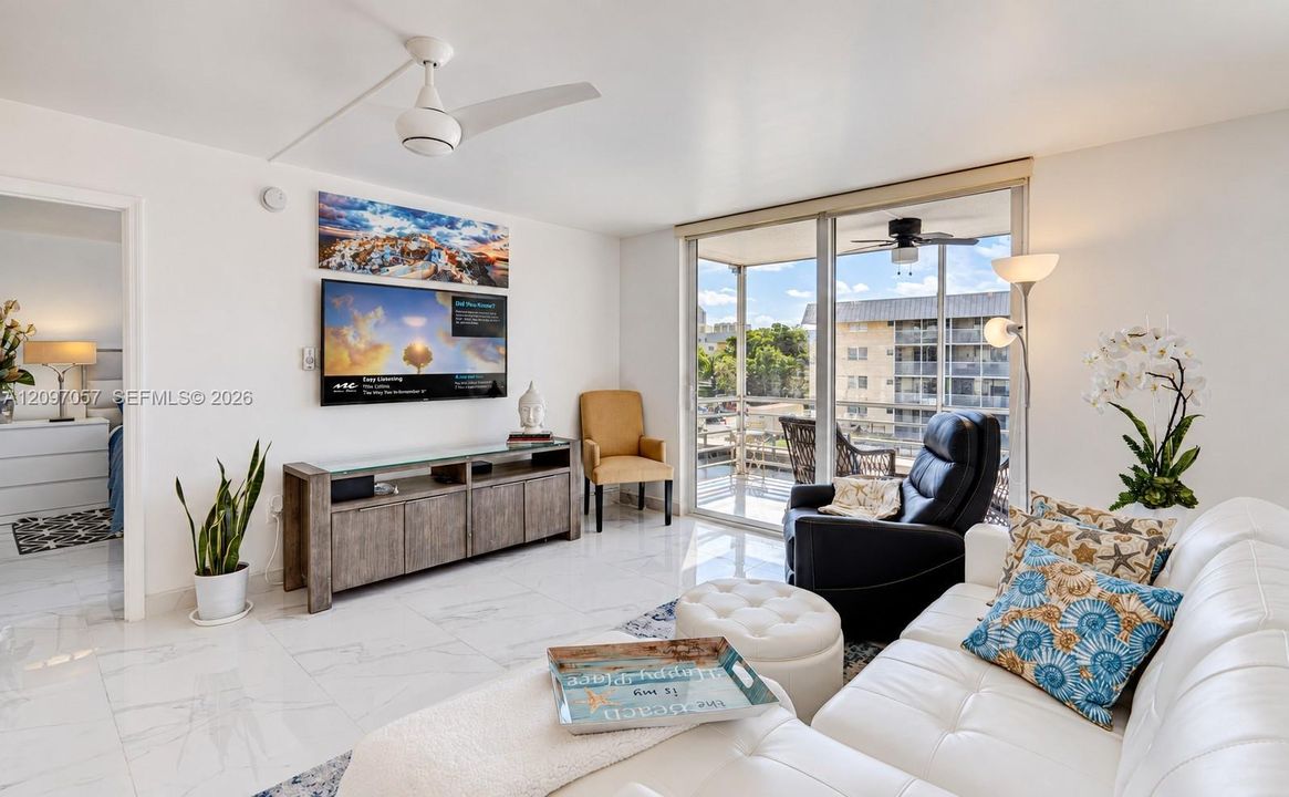 For Sale: $350,000 (1 beds, 1 baths, 812 Square Feet)