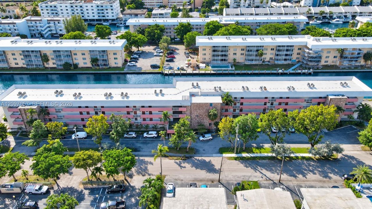 For Sale: $350,000 (1 beds, 1 baths, 812 Square Feet)