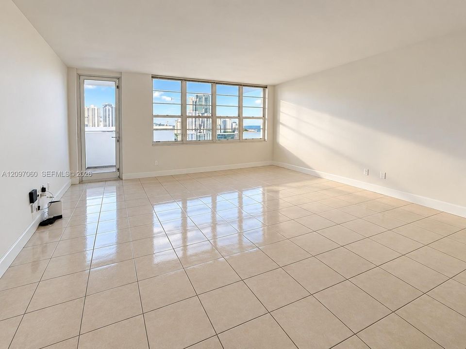 For Rent: $2,500 (0 beds, 1 baths, 545 Square Feet)