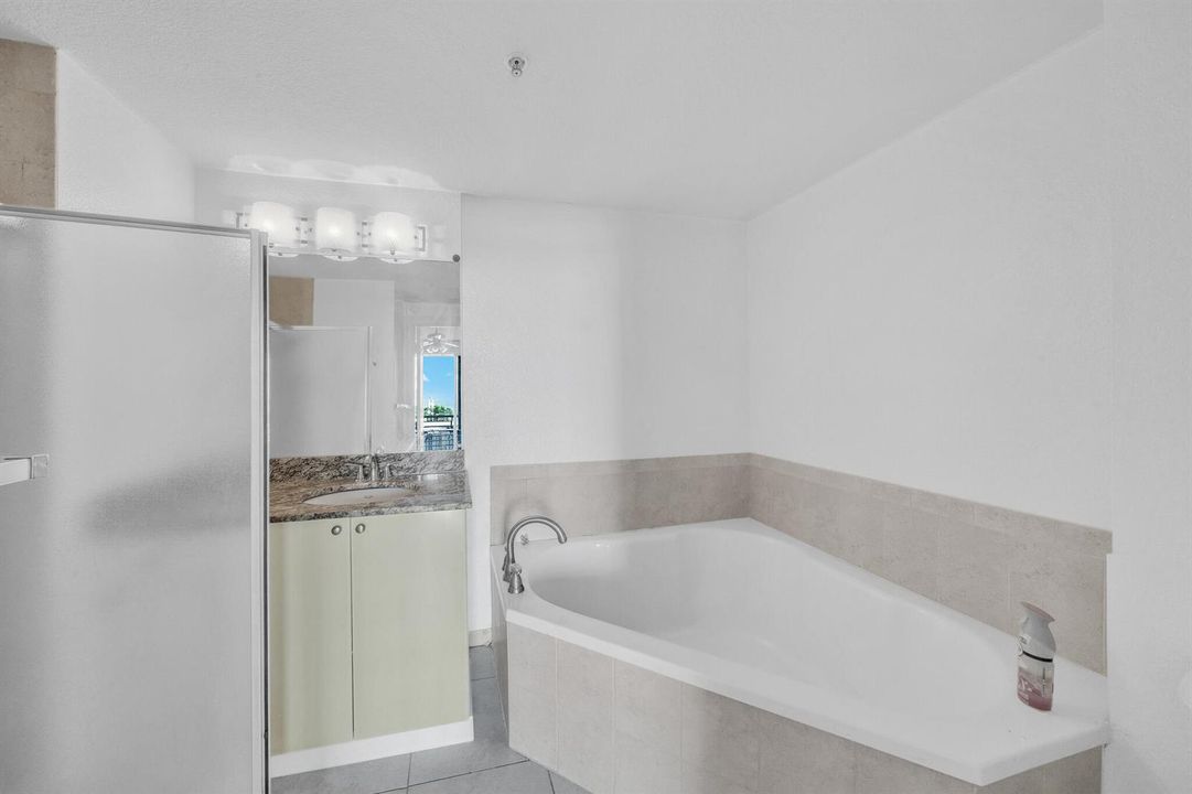 12 Primary Bathroom (2)