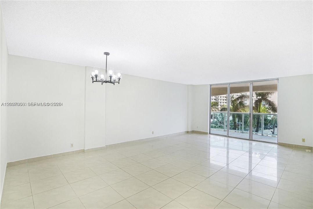 En Venta: $295,000 (2 camas, 2 baños, 1270 Pies cuadrados)