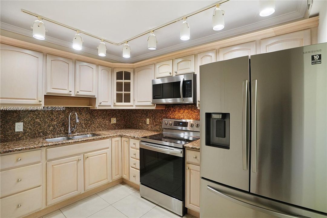 En Venta: $295,000 (2 camas, 2 baños, 1270 Pies cuadrados)