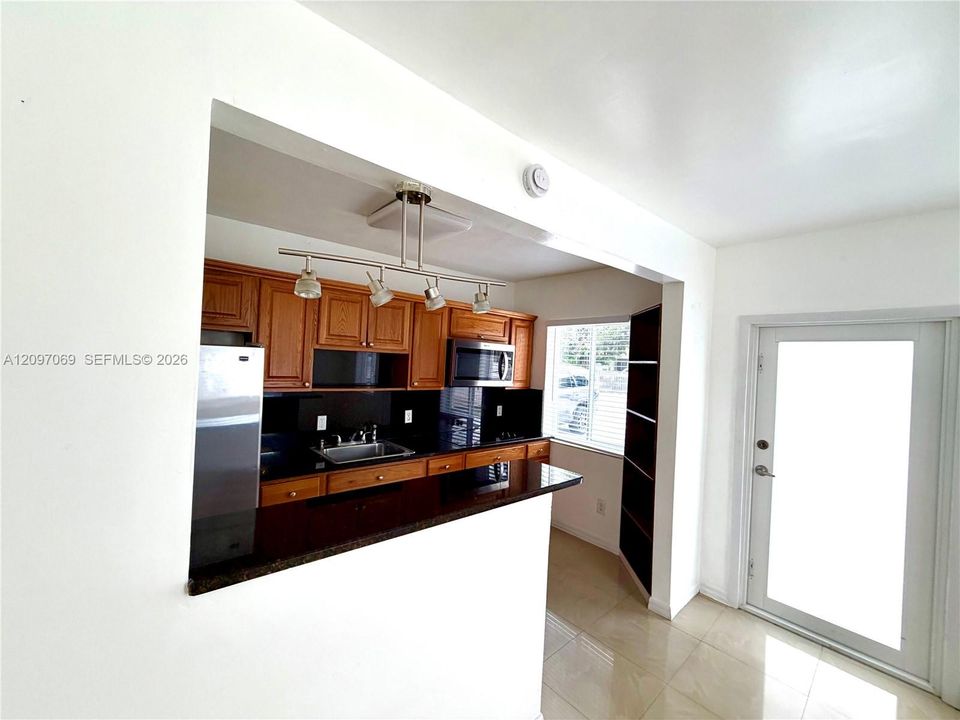 For Rent: $2,450 (2 beds, 2 baths, 900 Square Feet)