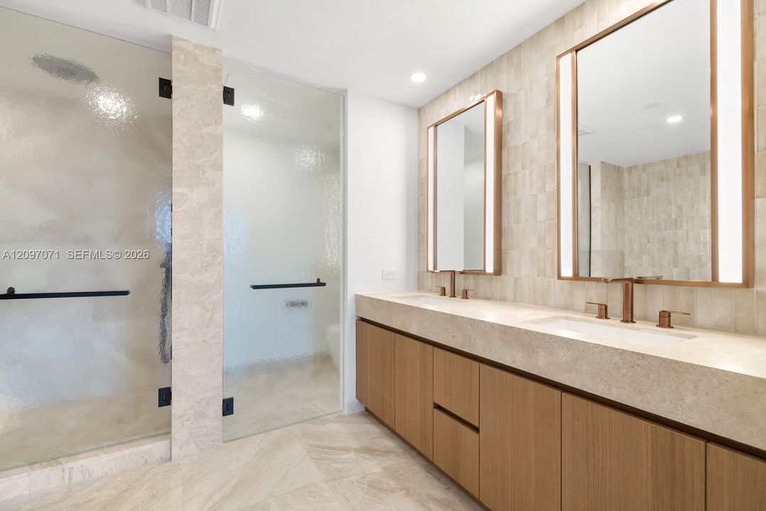 Bathroom Main Bed