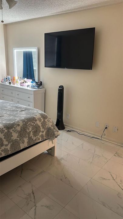 For Rent: $1,600 (1 beds, 1 baths, 704 Square Feet)