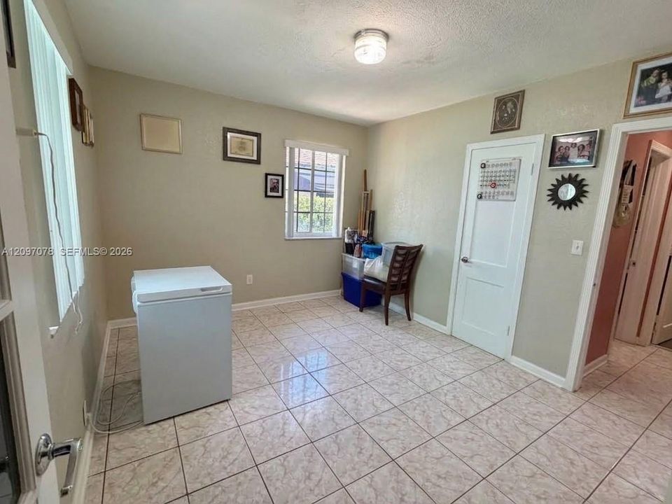 En Venta: $765,000 (4 camas, 2 baños, 1987 Pies cuadrados)