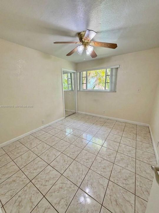 En Venta: $765,000 (4 camas, 2 baños, 1987 Pies cuadrados)