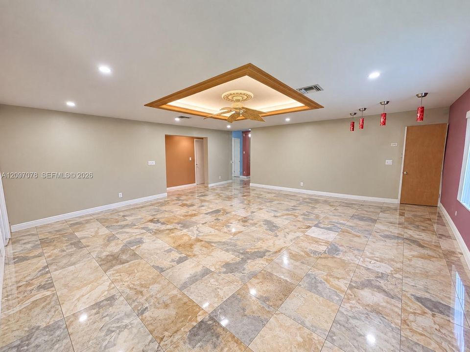 En Venta: $765,000 (4 camas, 2 baños, 1987 Pies cuadrados)