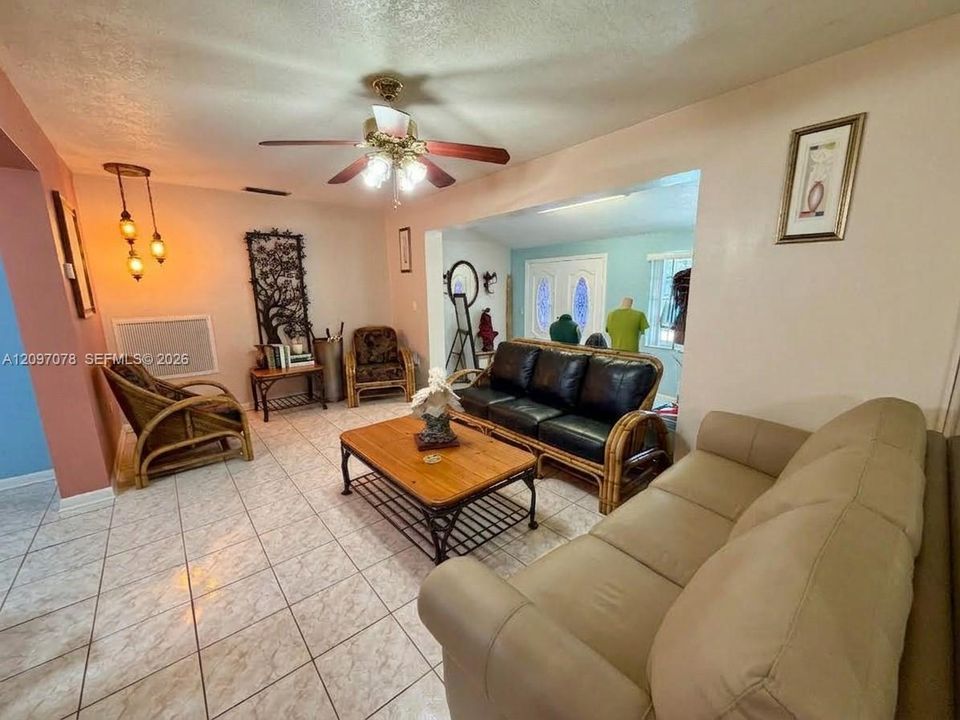En Venta: $765,000 (4 camas, 2 baños, 1987 Pies cuadrados)