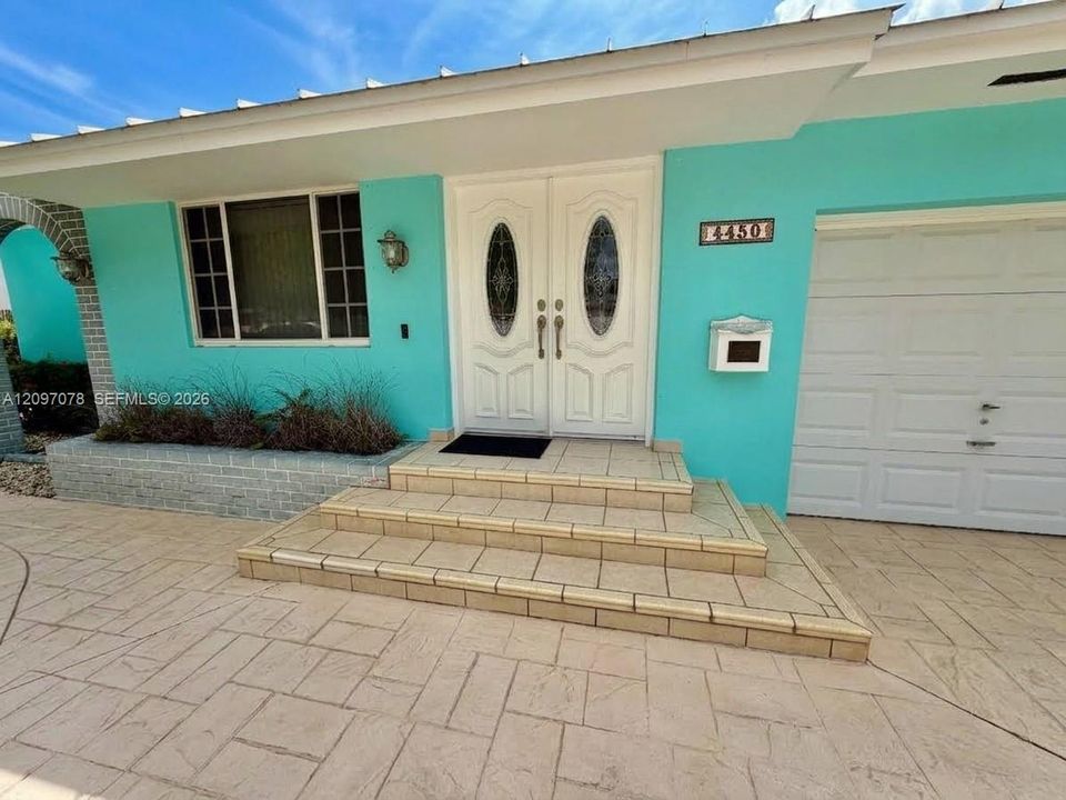 En Venta: $765,000 (4 camas, 2 baños, 1987 Pies cuadrados)