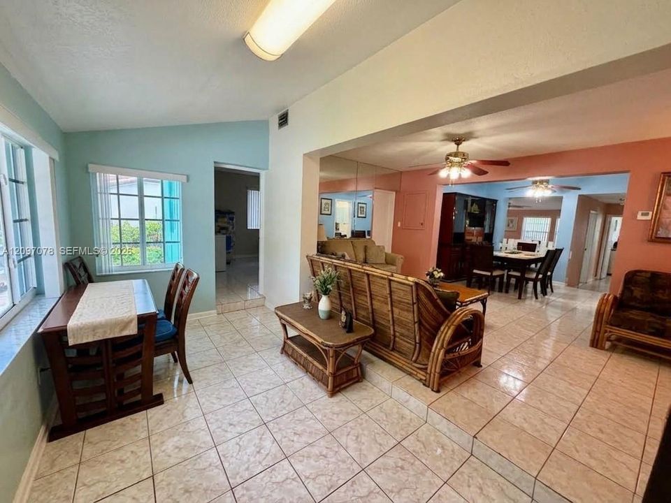 En Venta: $765,000 (4 camas, 2 baños, 1987 Pies cuadrados)