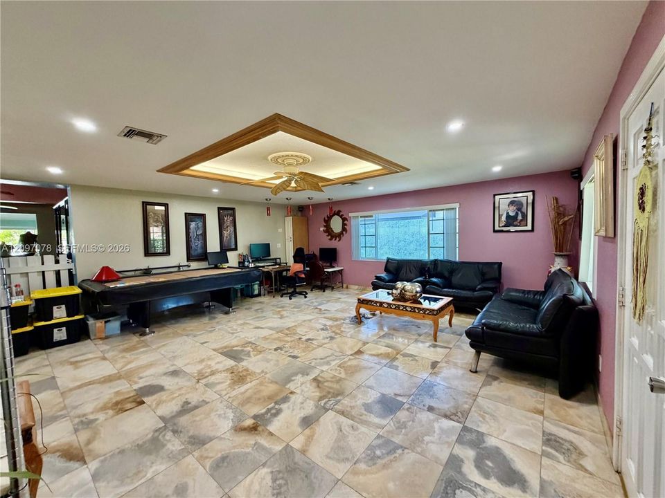En Venta: $765,000 (4 camas, 2 baños, 1987 Pies cuadrados)