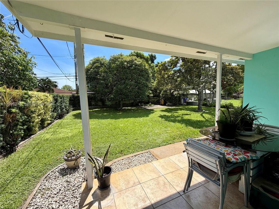 En Venta: $765,000 (4 camas, 2 baños, 1987 Pies cuadrados)