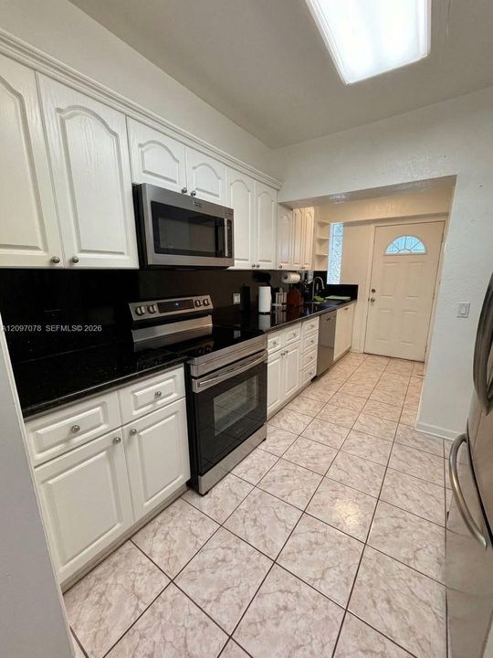 En Venta: $765,000 (4 camas, 2 baños, 1987 Pies cuadrados)