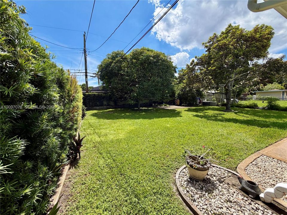 En Venta: $765,000 (4 camas, 2 baños, 1987 Pies cuadrados)