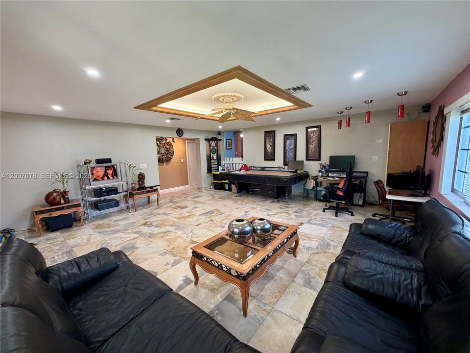 En Venta: $765,000 (4 camas, 2 baños, 1987 Pies cuadrados)