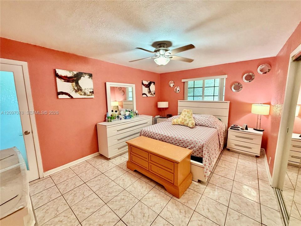 En Venta: $765,000 (4 camas, 2 baños, 1987 Pies cuadrados)