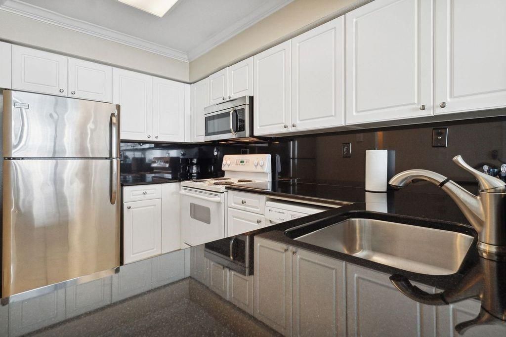 GRANITE COUNTERS LOTS OF CABINETS