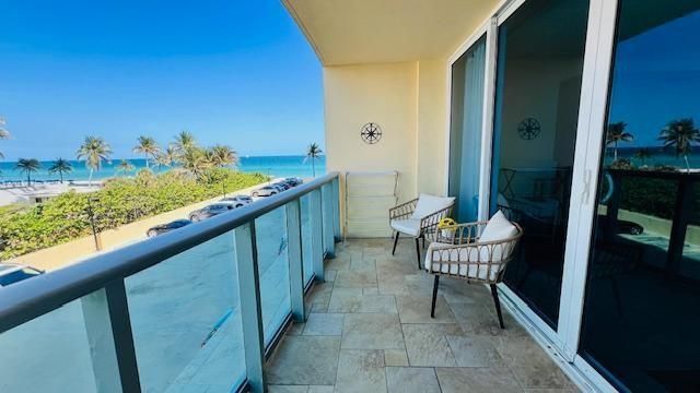 EXTRA LARGE BALCONY WTH OCEANVIEWS