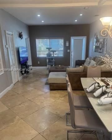 For Rent: $3,200 (3 beds, 2 baths, 1500 Square Feet)
