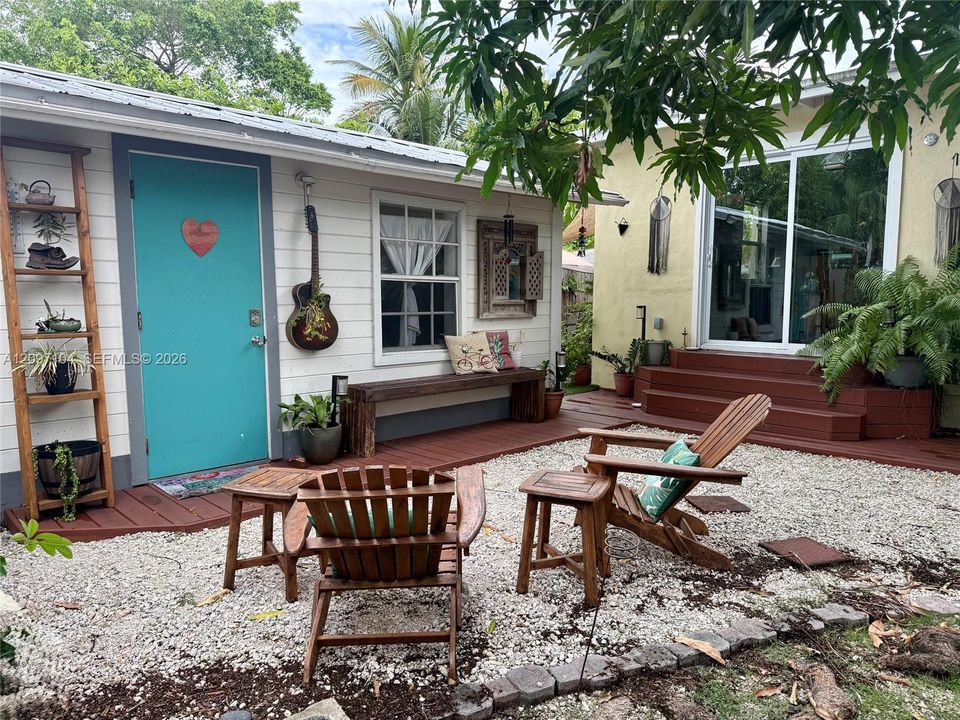 For Sale: $488,000 (3 beds, 2 baths, 910 Square Feet)