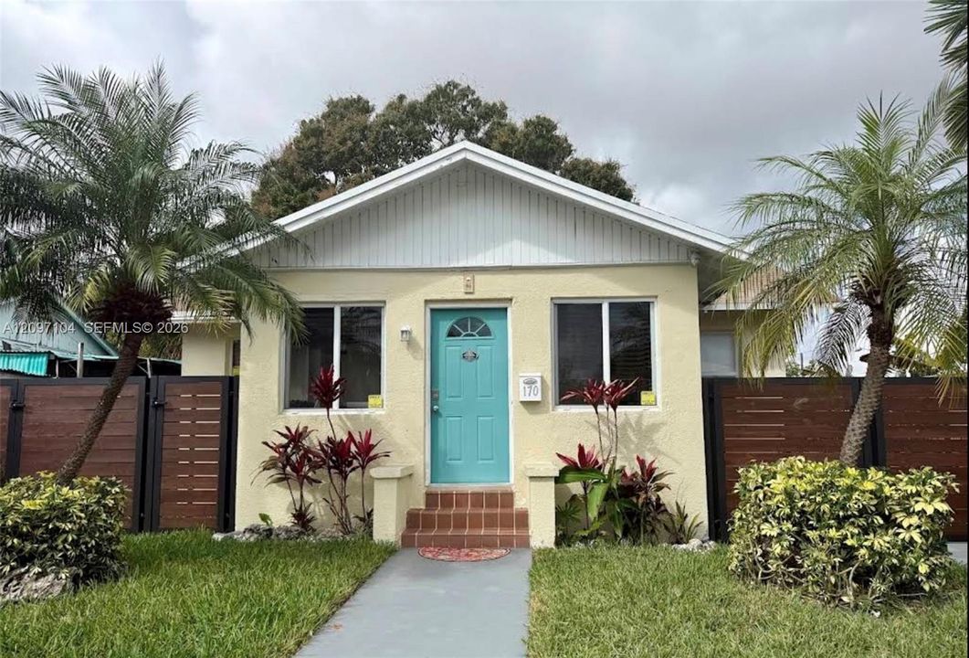 For Sale: $488,000 (3 beds, 2 baths, 910 Square Feet)