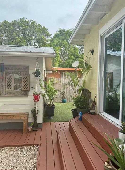 For Sale: $488,000 (3 beds, 2 baths, 910 Square Feet)
