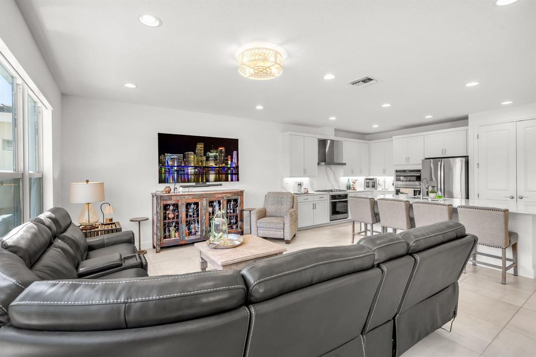 7-web-or-mls-19557Broad-7