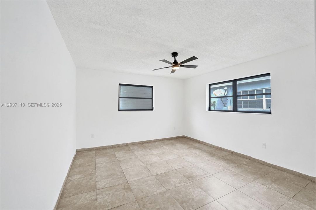En Venta: $639,000 (3 camas, 2 baños, 1992 Pies cuadrados)