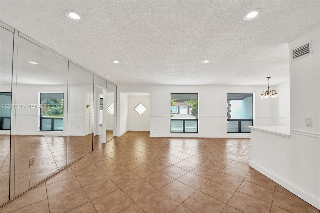 En Venta: $639,000 (3 camas, 2 baños, 1992 Pies cuadrados)