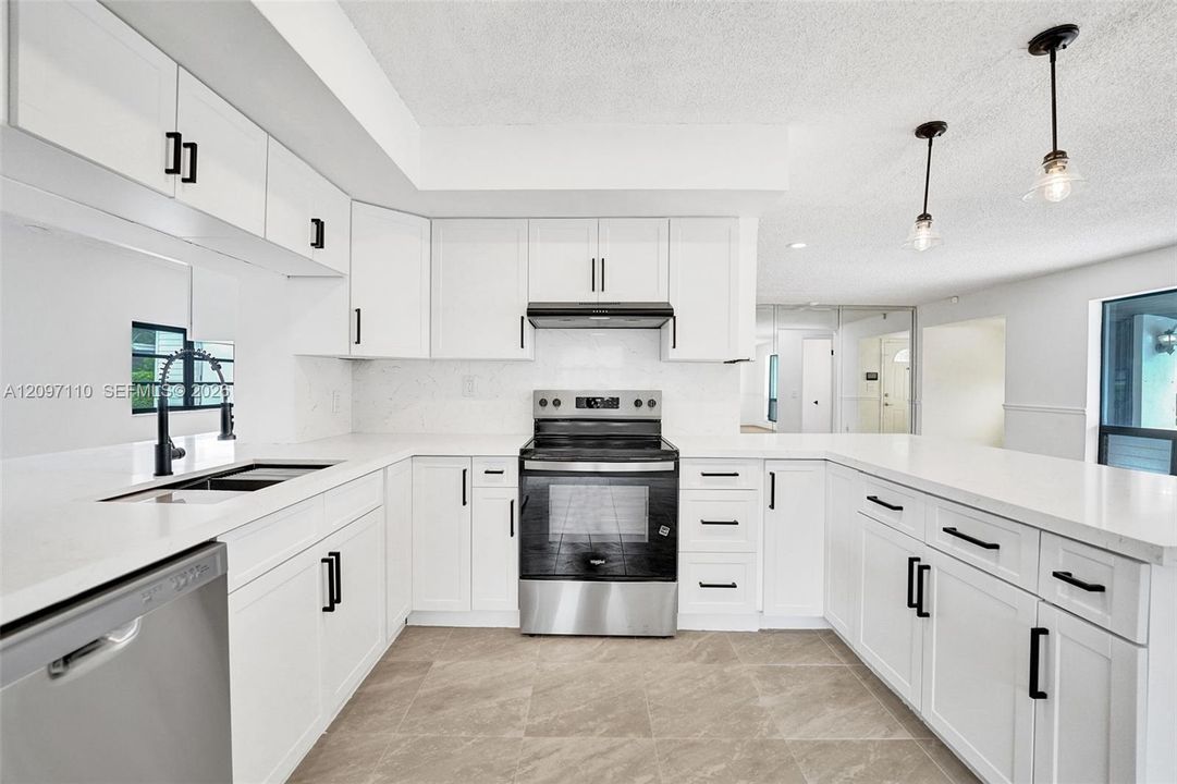 En Venta: $639,000 (3 camas, 2 baños, 1992 Pies cuadrados)