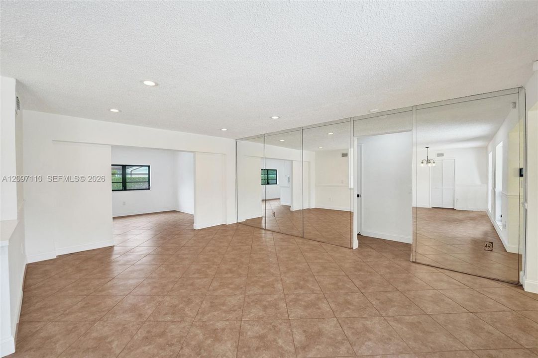 En Venta: $639,000 (3 camas, 2 baños, 1992 Pies cuadrados)